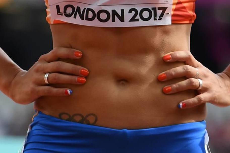 Unghie con bandiera olandese per Nadine Broersen, al via dei 100 ostacoli dell’eptathlon 
